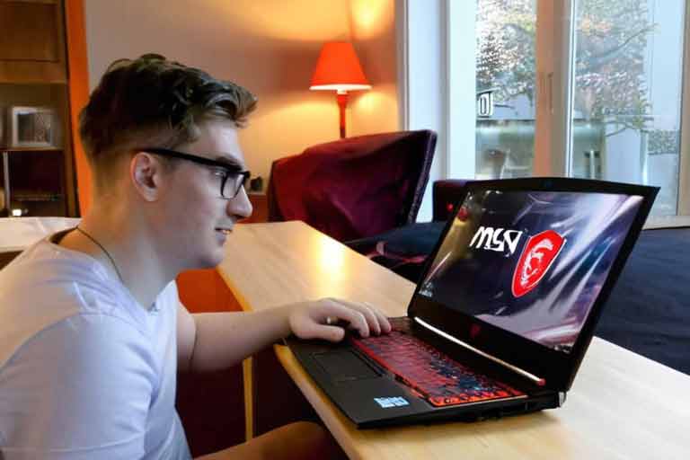 ¿Cómo puedo reparar mi portátil MSI si no se puede activar Secure Boot en BIOS?