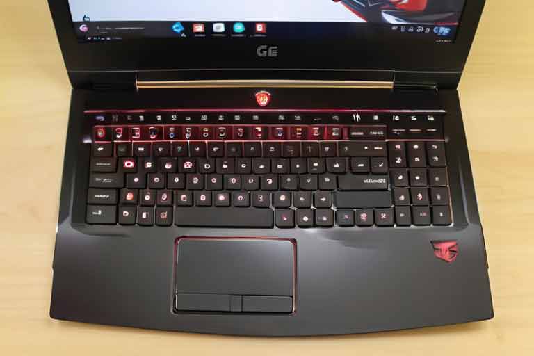 ¿Cómo resolver los problemas de bisagra en un portatil MSI GE73 Raider?