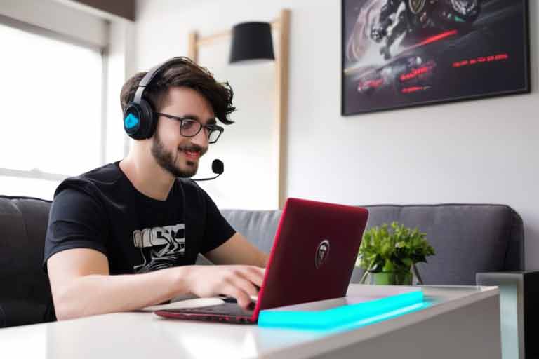 ¿Cómo puedo reparar mi portátil MSI GF si se calienta mucho la parte plástica arriba del teclado?